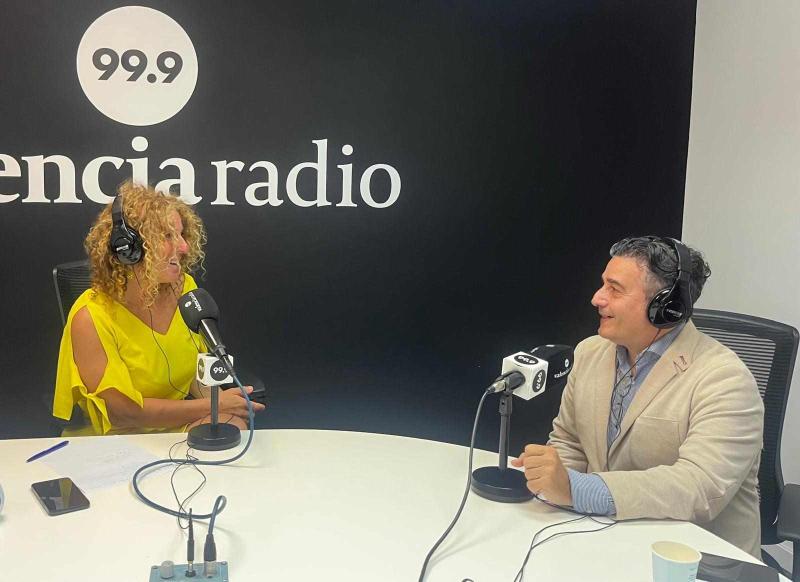 Javier Garc&iacute;a Planells con la periodista Luc&iacute;a Guirado