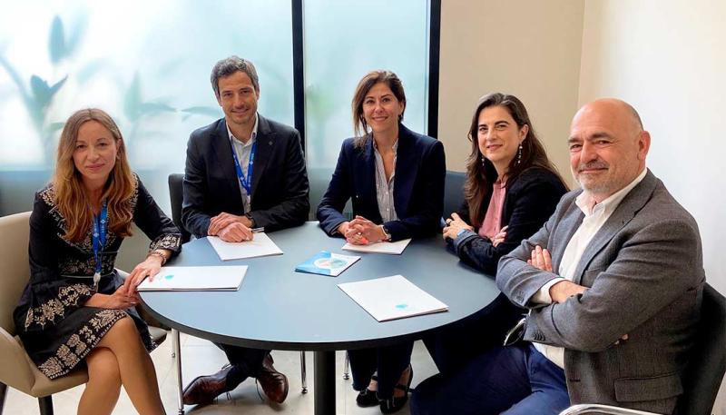 Representantes de IMED Hospitales y AmarCura